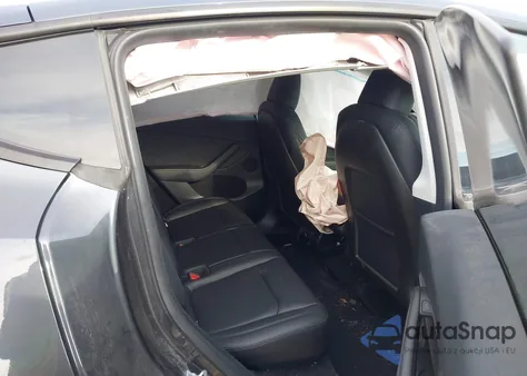 2024 Tesla Model Y Long Range Dual Motor All-Wheel Drive/Rwd z USA, uszkodzony, nr VIN 7SAYGDEDXRF108516